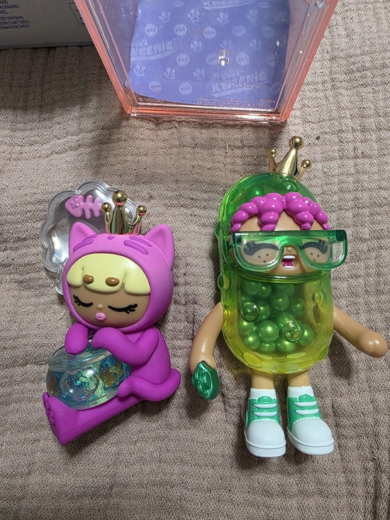 Other - 2 - XOX Kweenie Collectible Vinyl Figures - Pink & Green